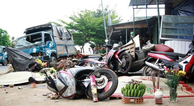 4. Chở quá tải, thiếu kinh nghiệm đâm xe tải vào chợ: Cơ quan công an xác định nguyên nhân xe tải đâm vào chợ 312 trên đường Hồ Chí Minh, đoạn qua xã Đắk R’La, huyện Đắk Mil, tỉnh Đắk Nông. Theo đó, tài xế này chở 25,3 tấn(xe được phép chở 14,4 tấn hàng). Do quá tải nên ảnh hưởng đến hệ thống phanh xe. Tài xế không có kinh nghiệm điều khiển xe như rà phanh liên tục trên đường làm phanh xe bị mất hiệu lực dẫn đến gây tai nạn.