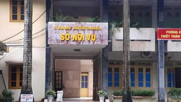 Trưa ngày 1/6, Công an tỉnh Thanh Hóa cũng thông tin vụ việc bắt quả tang 4 người khác đang đánh bạc tại nhà riêng của ông Bùi Quốc Toàn, Trưởng phòng Quản lý Công chức, viên chức, Sở Nội vụ tỉnh Thanh Hóa. Thu giữ trên chiếu gần 55 triệu đồng tiền mặt cùng nhiều tang vật khác có liên quan.
