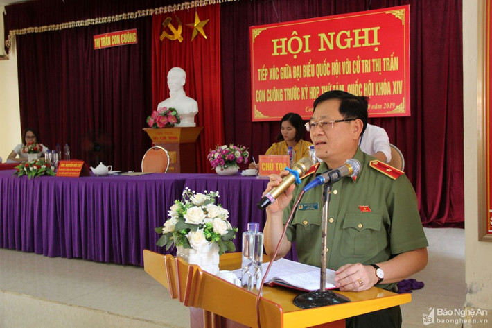Giám đốc Công an tỉnh Nghệ An Nguyễn Hữu Cầu sinh năm 1962, quê Nghệ An; ông tốt nghiệp Đại học Cảnh sát nhân dân.