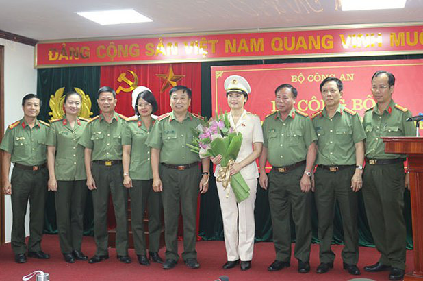 Năm 2010, bà là thượng tá công an, Giám đốc Trung tâm Thông tin Quốc gia về tội phạm, năm 2014 là đại tá, Phó Cục trưởng Cục Hồ sơ nghiệp vụ Cảnh sát. Sau đó, là Phó Cục trưởng Cục công tác Đảng và Công tác chính trị. Năm 2019, Ngô Thị Hoàng Yến được phong thiếu tướng Công an nhân dân Việt Nam.