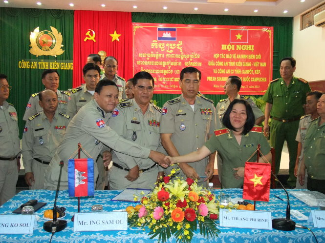 Thiếu tướng Bùi Tuyết Minh sinh năm 1962. Học xong cấp 3, bà được tuyển vào lực lượng Công an, với nhiệm vụ trinh sát. Sau đó bà tiếp tục học Đại học An ninh và hoàn thành xuất sắc chương trình học 5 năm. Trở về đơn vị, bà tiếp tục thể hiện năng lực qua nhiều vị trí và luôn hoàn thành xuất sắc nhiệm vụ.