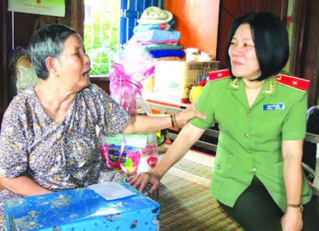 Bà từng trải qua các chức vụ: Đội phó Đội Trinh sát ngoại tuyến trực thuộc Giám đốc, Phó trưởng phòng Tham mưu Ban Chỉ huy an ninh, Trưởng phòng Công tác chính trị, Trưởng phòng Tổ chức, Phó giám đốc Công an tỉnh Kiên Giang. Năm 2007, bà được cử tri tín nhiệm vào Quốc hội khóa XII. Đại biểu Quốc hội là Công an có tất cả 17 người, bà là nữ đại biểu duy nhất của lực lượng vũ trang, khoá XII.