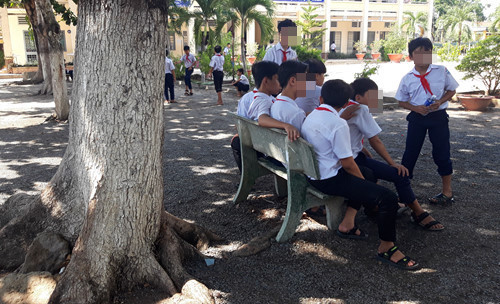 6. Tạm giữ hình sự thầy giáo dạy sinh học dâm ô: Công an huyện Dương Minh Châu (Tây Ninh) đã tạm giữ hình sự đối với ông Nguyễn Hoàng Nhựt, giáo viên dạy môn sinh học của Trường THCS Phước Minh để điều tra hành vi dâm ô với người dưới 16 tuổi. Nhiều học sinh nam tố thầy giáo dạy sinh học dâm ô bằng cách “nhờ chỉnh lại khóa quần”. Sau đó ông dụ học sinh quan hệ tình dục. Ảnh học sinh tại trường Phước Minh.