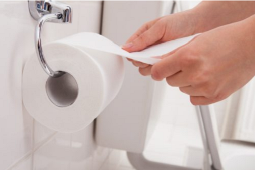 Tần suất đi vệ sinh thay đổi. Nhịn uống nước 1 ngày, thay đổi dễ thấy nhất là tần suất đi tiểu của bạn sẽ giảm đáng kể. Ngoài việc đi tiểu ít hơn, nước tiểu cũng chuyển từ màu vàng nhạt sang vàng đậm hoặc màu nâu hổ phách. (Ảnh: Shutterstock)