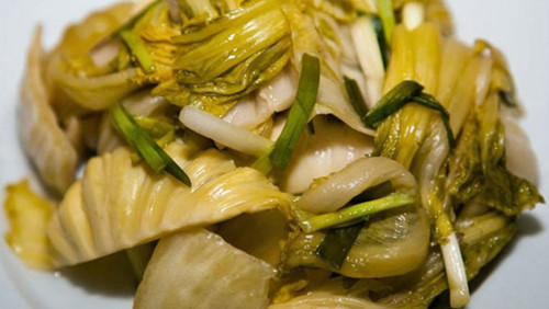 Dưa chua. Dưa chua thanh mát, dễ ăn nên thường dùng làm món ăn kèm trong bữa cơm người Việt. Mặc dù dưa chua mang lại một số lợi ích sức khỏe song không nên ăn quá nhiều bởi nó có thể gây hại.