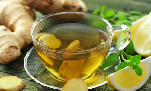 Các giải pháp bù nước đường uống gồm Ceralyte, thuốc uống, pedialyte. Các loại trà thảo dược như trà gừng, trà chanh cũng là gợi ý không tồi. Gừng và chanh chứa tinh dầu giúp làm dịu dạ dày, giảm buồn nôn.