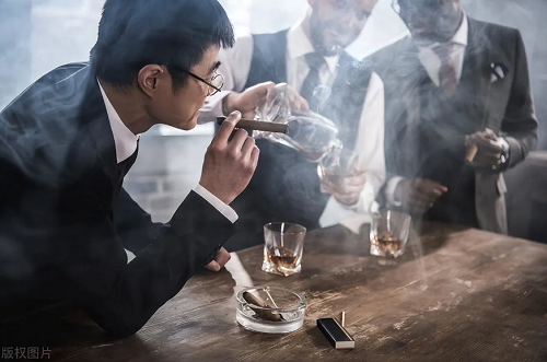 Hút thuốc và uống rượu. Theo Quỹ Thận Quốc gia Mỹ, thường xuyên uống nhiều rượu bia có thể làm tăng gấp đôi nguy cơ mắc bệnh thận mạn tính. Nguy cơ mắc bệnh còn cao hơn ở những người uống vừa uống nhiều rượu bia vừa hút thuốc.