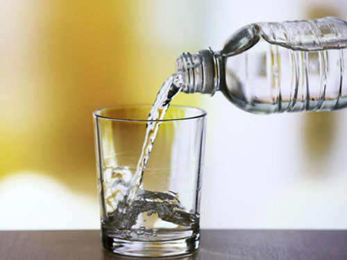 Theo chuyên gia, mỗi ngày nên bổ sung khoảng 1,6l nước để duy trì quá trình tuần hoàn và trao đổi chất. Tránh uống quá ít nước hoặc đợi đến khi khát mới uống để ngăn ngừa suy giảm chức năng thận.