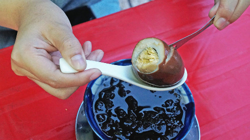 “Chè ma”. “Chè ma” là quán chè có tuổi đời hơn 80 năm trên đường Trần Hưng Đạo B (Quận 5, Thành phố Hồ Chí Minh). Tên gọi độc lạ này đơn giản bắt nguồn từ việc cửa hàng mở đến khuya muộn, thực khách thưởng thức món ăn dưới ánh đèn đường yếu ớt, không liên quan đến yếu tố tâm linh. (Ảnh: Di Vỹ)