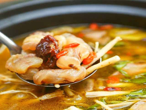 Lẩu “súng đạn”. Lẩu “súng đạn” được bán nhiều trong các hàng ăn ở Hà Nội. Để làm nên món này, đầu bếp sẽ lựa chọn các bộ phận sinh dục của bò như ngẩu pín, tinh hoàn... để chế biến. (Ảnh minh họa)