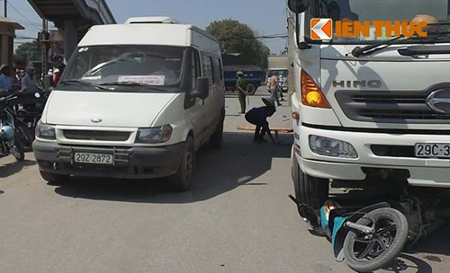Khoảng 12h ngày 14/4, một phụ nữ điều khiển xe máy mang theo ống nước và phụ kiện khi đi từ phố Ngọc Hồi rẽ vào phố Phan Trọng Tuệ thì bị ôtô tải đi ngược chiều tông phải rồi kéo lê khoảng chục mét và tử vong tại chỗ.