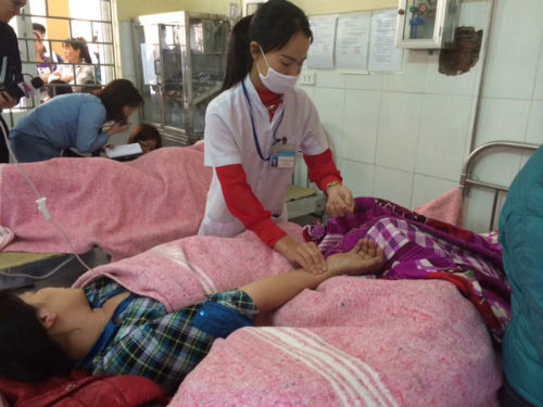 4. Hơn 100 công nhân nhập viện vì ngộ độc Khoảng 6h sáng ngày 8/4, Bệnh viện Đa khoa Chương Mỹ đã tiếp nhận hơn 100 trường hợp nghi bị ngộ độc thực phẩm từ Công ty Thời trang Star (Ngôi sao – thuộc KCN Chương Mỹ). Theo thông tin ban đầu, tổng số công nhân nhập viện là 107 người. Đến trưa cùng ngày, 70 người đã được xuất viện, còn lại 37 bệnh nhân đang được điều trị tích cực tại Khoa Truyền nhiễm, Bệnh viện Đa khoa Chương Mỹ.