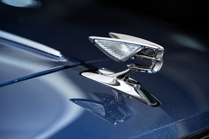 Bentley cung cấp 7 phối màu tiêu chuẩn cho Flying Spur V8 và hơn 60 màu mở rộng. Nếu chưa hài lòng, khách hàng có thể yêu cầu sự can thiêpn của bộ phận Mulliner. Xe được trang bị bộ mâm hợp kim 10 chấu kích thước 20 inch, hệ thống treo khí nén thích ứng, hệ thống 4 ống xả.
