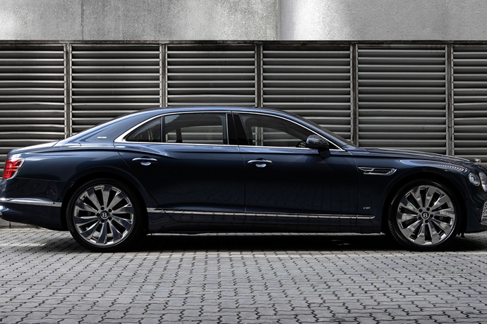 Nhờ nhẹ hơn bản W12 đến 100 kg nên hiệu suất của Flying Spur V8 không tệ khi so với “đàn anh”. Bentley Flying Spur W12 có công suất 626 mã lực và mô-men xoắn 900 Nm, tăng tốc 0-100 km/h trong 3,8 giây, tốc độ tối đa 333 km/h.
