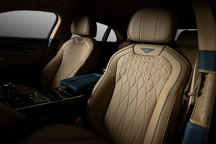 Hiện tại, Bentley Flying Spur thế hệ thứ 3 đã được phân phối tại Việt Nam nhưng mới chỉ có bản W12. Mẫu sedan này có giá hơn 20 tỷ đồng. Theo đại diện của Bentley, Flying Spur V8 đời mới sắp được ra mắt tại Việt Nam. Thời gian ra mắt và mức giá của mẫu xe này chưa được công bố.