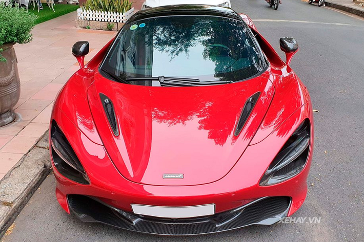 McLaren 720S Spider có trọng lượng khô là 1.322kg, nặng hơn 49kg so với coupe bởi vì hệ thống mui cứng và phần chứa mui. Mặc dù vậy, 720S Spider vẫn nhẹ hơn 88kg so với đối thủ Ferrari 488 Spider. Với thiết kế tập trung tối đa vào trải nghiệm lái, các trang bị nội thất của 720S Spider sẽ khá đơn đơn, bao gồm một màn hình trung tâm kích thước 8 inch, có tích hợp sẵn các chức năng điều chỉnh âm thanh, giải trí, định vị, hệ thống điều hòa và một vài tính năng tiện lợi khác.