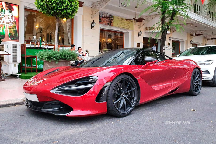Là phiên bản mui trần của McLaren 720S Coupe, vì vậy, khác biệt lớn nhất trong thiết kế của 720S Spider và Coupe chính là phần mui cứng có thể thu vào, các cửa sổ sau chỉnh điện và các cột trụ mới.