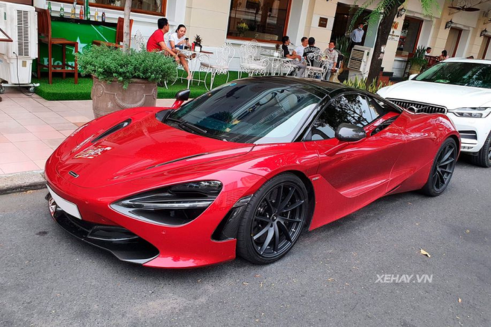 Siêu xe McLaren 720S Spider được xem là kế nhiệm 650S Spider với đầy đủ các đặc tính vượt trội về thiết kế, vận hành và trang bị. Đối với chiếc McLaren 720S Spider trong bài viết, chiếc xe này đã được tuỳ chọn gói trang bị Performance với nhiều chi tiết làm từ sợi carbon như cản trước, hốc đèn pha, gương chiếu hậu, nắp khoang động cơ, hốc hút gió và cản sau... Đây là một yếu tố rất quan trọng trong việc giảm trọng lượng thân xe cũng như gia tăng yếu tố thẩm mỹ cho bất cứ một siêu xe nào.