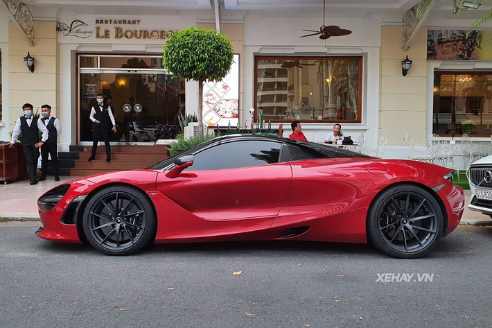 Phần mui cứng của McLaren 720S Spider mui trần có thể thu vào bao gồm tấm nóc sợi carbon một mảnh tiêu chuẩn với cơ chế gập điện nâng/hạ chỉ trong 11 giây, nhanh hơn 6 giây so với đàn em 650 Spider.