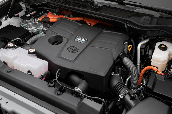 Hệ truyền động hybrid i-FORCE MAX sử dụng sử dụng pin Ni-MH (Ni-MH) công suất 288V được lắp đặt dưới ghế hành khách phía sau. Hệ truyền động hybrid được thiết kế để cung cấp hiệu mạnh mẽ ngay tức thì khi hệ thống hybrid cung cấp thêm công suất và mô-men xoắn. Khi lái xe trong thành phố, hệ truyền động hybrid hoạt động êm ái ở chế độ EV ở tốc độ thấp. Theo Toyota, hệ thống i-FORCE MAX còn cung cấp mô-men xoắn ấn tượng cho nhu cầu kéo.