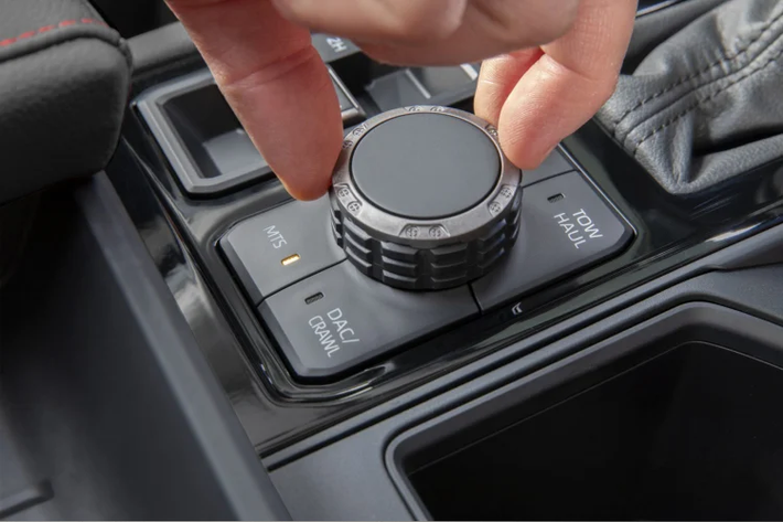 Tundra 2022 sử dụng hệ thống Audio Multimedia hoàn toàn mới được thiết kế và chế tạo bởi nhóm Connected Technologies của Toyota ở Texas. Xe có trợ lý ảo với Giao diện người máy (Human Machine Interface; HMI) hoàn toàn mới có thể tương tác thông qua cảm ứng và giọng nói “Hey / Hi / Hello / OK Toyota”.