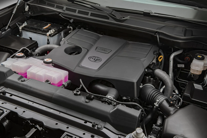 Tạm biệt động cơ V8 5.7L hút khí tự nhiên ở thế hệ cũ, Toyota Tundra 2022 thế hệ mới được cung cấp 2 loại động cơ V6 gồm: V6 tăng áp kép và V6 tăng áp kép hybrid. Động cơ tăng áp kép V6 dung tích 3.5L (3.445cc), 24 van, cam đôi DOHC dẫn động bằng xích và sử dụng hệ thống điều phối van biến thiên thông minh kép Dual VVTi. Đáng chú ý, động cơ V6 hybrid là cấu hình động cơ mạnh mẽ nhất. Cả hai đều sử dụng kết hợp với hộp số tự động 10 cấp thông minh (ECTi), có chế độ sang số tuần tự, mang logic chuyển số khi xe Lên/Xuống dốc và chế độ kéo TOW và HAUL.