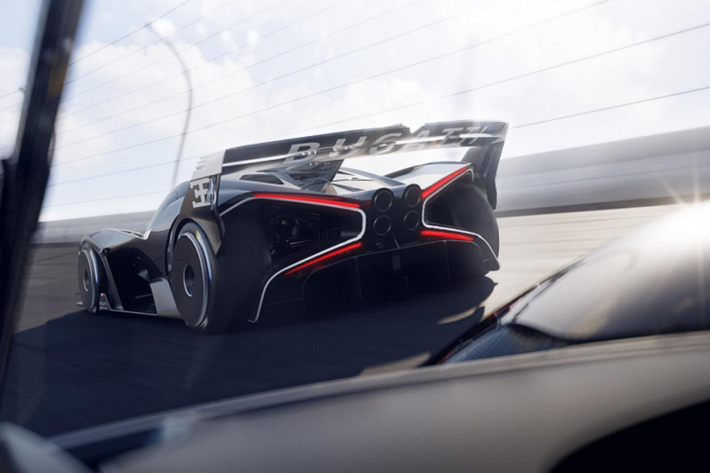Được biết, siêu xe Bugatti Bolide được thiết kế nhằm đạt tiêu chuẩn an toàn quốc tế của FIA. Điều này đồng nghĩa rằng xe sẽ tương thích với hệ thống HANS, tự động dập lửa, hệ thống nén nhiên liệu, hệ thống khóa bánh giữa và dây an toàn 6 điểm.