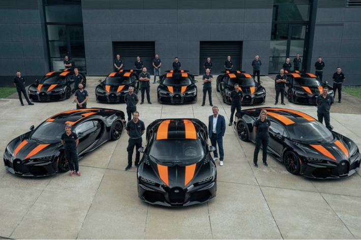 Chiron Super Sport 300+ cũng mang trên mình bộ lưới tản nhiệt hình móng ngựa và cửa hút khí đặc trưng trên các phiên bản Chiron tiêu chuẩn.