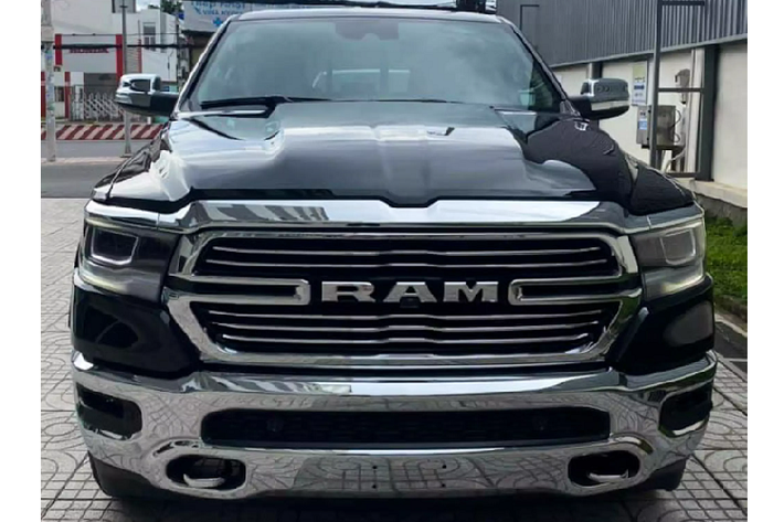 Bán tải Ram 1500 sở hữu thiết kế mang phong cách cổ điển, mạnh mẽ khó “đụng hàng” trên phố. Ngoại thất Ram 1500 mang phong cách thiết kế cơ bắp, mang hướng cổ điển với lưới tản nhiệt cỡ lớn, mạ chrome và gắn biểu tượng “RAM” chính giữa. Trang bị đèn pha LED. Xe đi kèm với “dàn chân” lắp bộ mâm kích thước 20 inch.