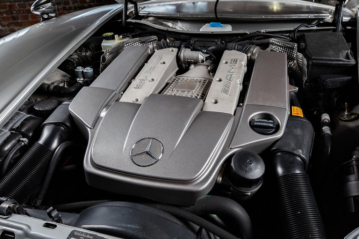 Thân vỏ của chiếc SLK32 AMG ban đầu được loại bỏ hoàn toàn, thay vào đó là các bộ phận làm từ vật liệu nhẹ, bổ sung thêm khung chống lật bằng thép giúp chiếc xe nhẹ hơn khoảng 400 kg. Cùng với đó là khối động cơ hiện đại cho khả năng tăng tốc rất ấn tượng. Hệ thống lái vẫn được giữ nguyên, thành công trong việc mô phỏng lại những cảm giác lái tồi tệ trên một chiếc 300SL của thập niên 1950.