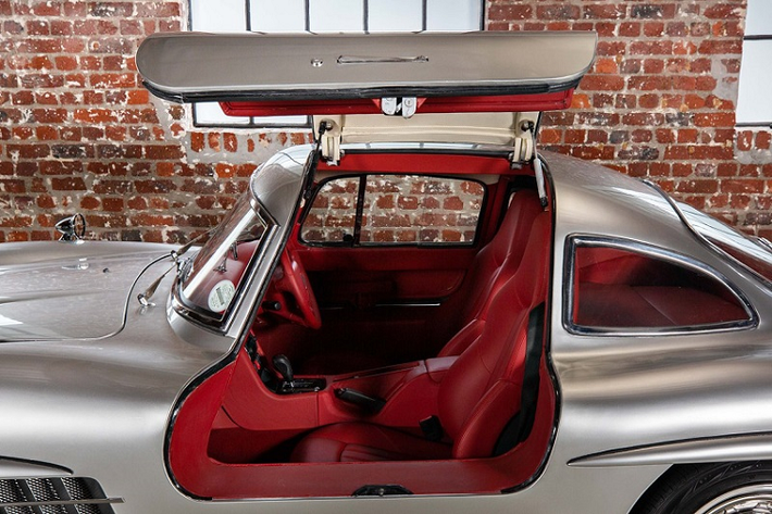 Có thể coi đây là một chiếc Mercedes 300SL, ít nhất là từ cái nhìn đầu tiên. Tuy nhiên, trên thực tế, đây chỉ là một phiên bản “replica” được chế tạo từ SLK32 AMG đời 2001 nhằm mục đích tri ân những chiếc Mercedes 300SL đã từng có thời kỳ hoàng kim trên thị trường ôtô thế giới. Hiện chiếc xe này đang được một đại lý tại Cape Town, Nam Phi rao bán với mức giá 128.435 USD (khoảng 2,96 tỷ đồng).