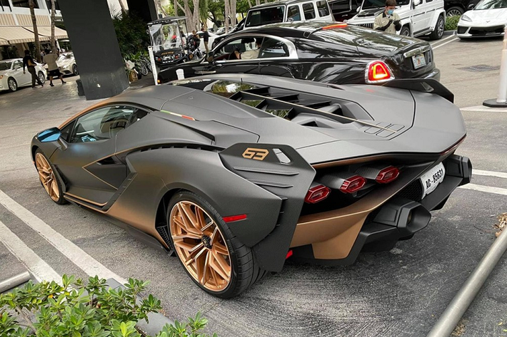 Chưa hết, động cơ của Lamborghini Sian còn kết hợp với hệ thống mild hybrid sử dụng mô-tơ điện 48 V, tạo ra công suất 34 mã lực và được tích hợp vào hộp số. Nhờ đó, Lamborghini Sian sở hữu công suất tổng cộng 808 mã lực và có thể tăng tốc từ 0-100 km/h trong thời gian chỉ 2,8 giây trước khi đạt vận tốc tối đa 350 km/h.