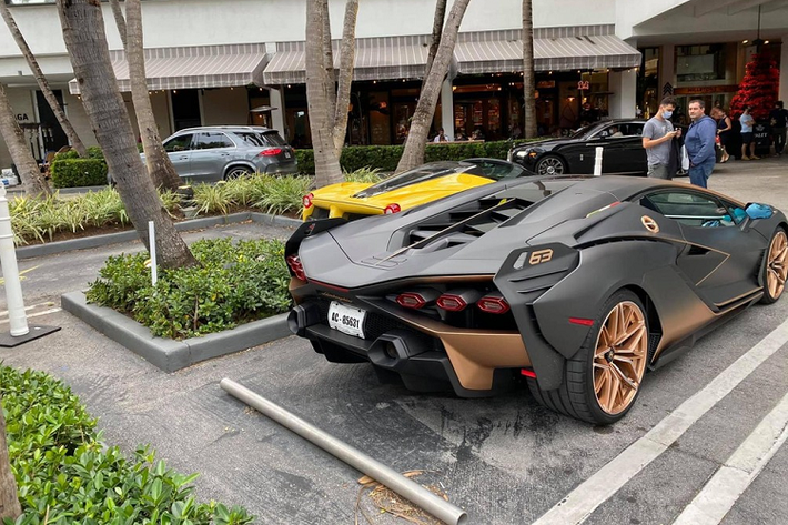 Ngoài ra, Lamborghini Sian còn có một trang bị khác lần đầu tiên xuất hiện trong làng ôtô thế giới, đó là bộ siêu tụ điện thay cho cụm pin lithium-ion. Bộ siêu tụ điện này mạnh gấp 3 lần so với cụm pin có cùng trọng lượng và nhẹ hơn gấp 3 lần. Vị trí của bộ siêu tụ điện này là giữa khoang lái và khoang động cơ nhằm mang đến tỷ lệ phân bổ trọng lượng tối ưu.