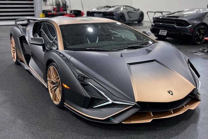 Hãng siêu xe Ý Lamborghini đang lên kế hoạch bàn giao 63 siêu phẩm Lamborghini Sian cho các khách hàng đặt mua từ trước. Gần đây, một chiếc Lamborghini Sian đầu tiên đã đến Mỹ và đến nay, một đại lý siêu xe ở đây đã tiếp tục mang về một chiếc Lamborghini Sian khác nhưng nơi định cư của chiếc siêu xe triệu đô Lamborghini Sian này lại đến ở Mexico.