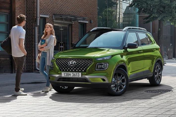 Hãng xe Hàn Quốc chỉ bổ sung màu sơn xanh lá bóng bẩy mới cho mẫu Hyundai Venue 2022 mới, thay thế màu vàng của phiên bản cũ. Thay vì điều chỉnh thiết kế của mẫu SUV cỡ nhỏ này, hãng Hyundai chỉ bổ sung trang bị tiêu chuẩn mới cho Venue 2022 ở thị trường Hàn Quốc. Theo đó, mẫu xe này sẽ được trang bị chế độ lái đường xấu và hệ thống kiểm soát hành trình tiêu chuẩn.