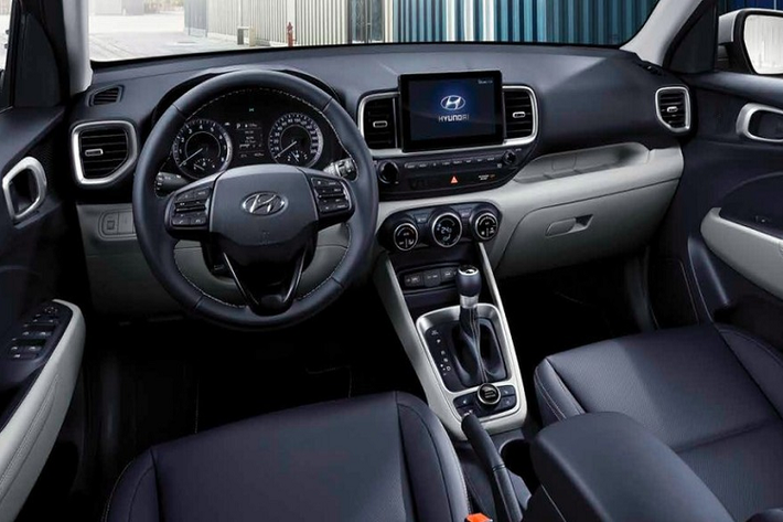 Ở thị trường Hàn Quốc, Hyundai Venue 2022 có tổng cộng 4 bản trang bị, bao gồm Smart, Modern, Modern Plus và Flux. Trong khi đó, ở phiên bản cũ, mẫu SUV giá rẻ này chỉ có 3 bản trang bị là Smart, Modern và Flux. Theo hãng Hyundai, bản trang bị Modern Plus được phát triên dựa trên bản Modern nhưng đi kèm những trang bị theo yêu cầu của nhiều khách hàng như ghế phụ lái có tính năng làm mát và hệ thống điều hòa tự động.