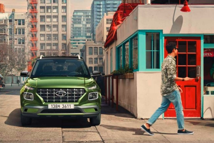 Hyundai Venue hoàn toàn mới đã chính thức trình làng vào hồi tháng 4/2019. Sau hơn 2 năm, hãng Hyundai đã lặng lẽ bổ sung phiên bản nâng cấp cho dòng xe giá rẻ này. Thị trường đầu tiên đón nhận phiên bản 2022 của Hyundai Venue chính là Hàn Quốc. Bước sang phiên bản 2022, Hyundai Venue không thay đổi về thiết kế ngoại thất.