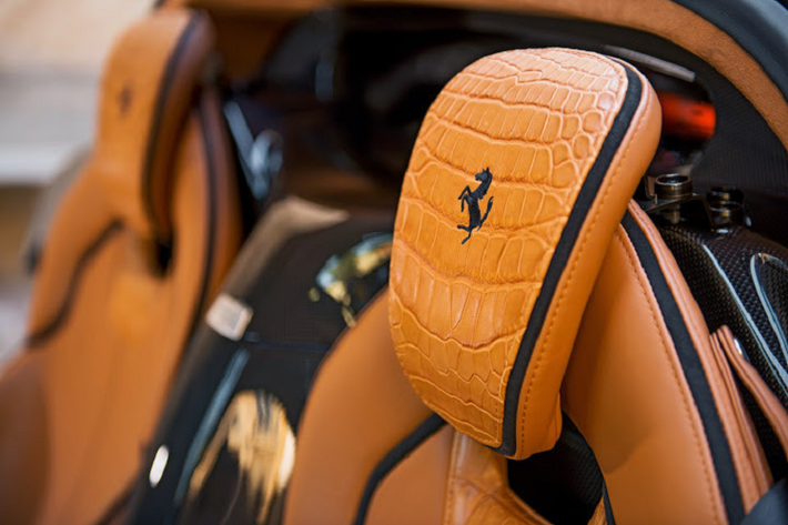Những chiếc siêu xe LaFerrari hàng hiếm chủ yếu được xuất xưởng với phối màu mang trên mình thiên hướng thể thao. Tuy nhiên, trong số 500 chiếc từng được xuất xưởng vẫn có một số ít những chiếc xe được lựa chọn trang bị những chi tiết độc đáo hơn chẳng hạn như bọc da cá sấu cho các chi tiết trong khoang nội thất của xe.