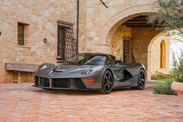 LaFerrari là đại diện xuất chúng nhất cho sự phát triển về mặt công nghệ của vùng Maranello, đây chính sự kết hợp hoàn hảo giữa những phẩm chất kĩ thuật máy móc đặc trưng và việc sử dụng năng lượng điện trên siêu xe trong tương lai.