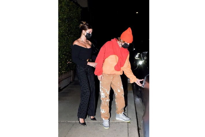 Justin Bieber đã lái chiếc xe này để chở vợ là người mẫu Hailey Baldwin đi ăn tối tại thành phố Santa Monica, bang California, Mỹ. Chiếc xe mang thương hiệu Rolls-Royce nhưng có thiết kế rất kỳ lạ. Không có mẫu xe Rolls-Royce nào có thiết kế như thế này.