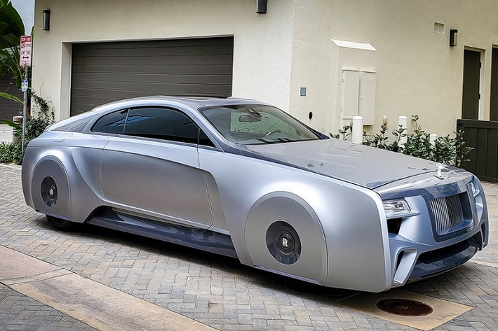 Chiếc Rolls-Royce của Justin Bieber đã được công ty West Coast Customs độ lại. Ngoài ra, chiếc Rolls-Royce của Justin Bieber còn có thêm cản trước và cản sau mới.