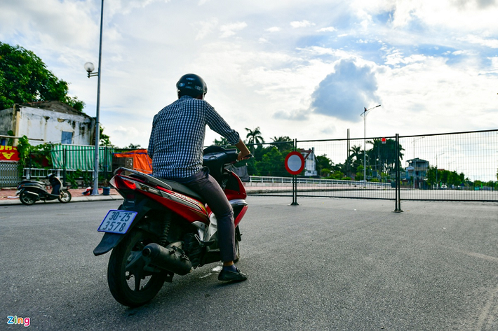 Chốt cứng mới được lập khiến một số người dân chưa biết nên phải quay đầu xe.