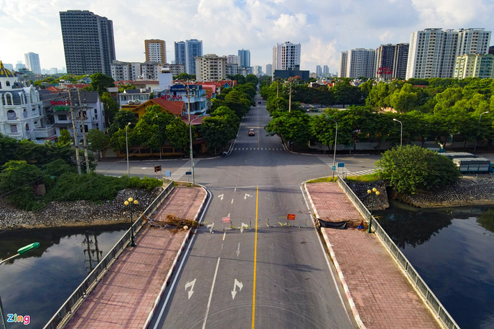 Chốt chặn cứng trên cầu Tứ Hiệp bắc qua sông Tô Lịch nối hai khu đô thị Pháp Vân (quận Hoàng Mai) và Tứ Hiệp (huyện Thanh Trì), ngăn không cho các phương tiện qua lại.