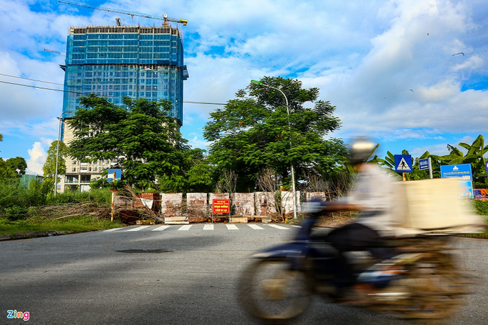 Chốt chặn khác trong xã Tứ Hiệp (huyện Thanh Trì) được ngăn cách bằng các lớp gạch.