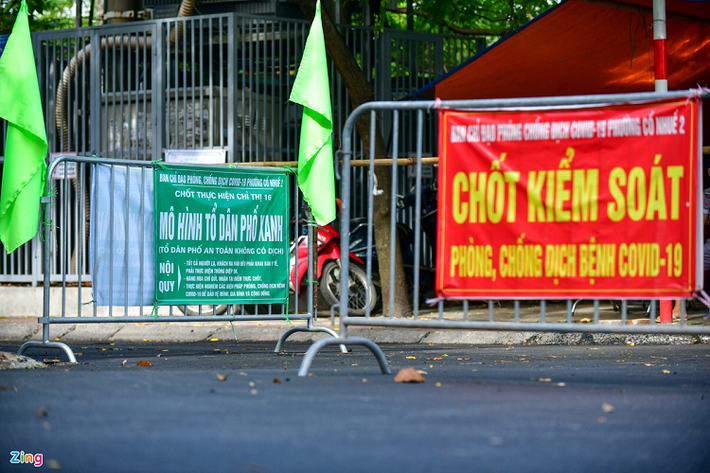 Ngay trước lối vào cầu Noi, lực lượng chức năng chốt trực 24/24. Điểm giao giữa lối vào cầu Noi và đường Phố Viên, Phan Bá Vành hàng ngày có đông dân cư qua lại.