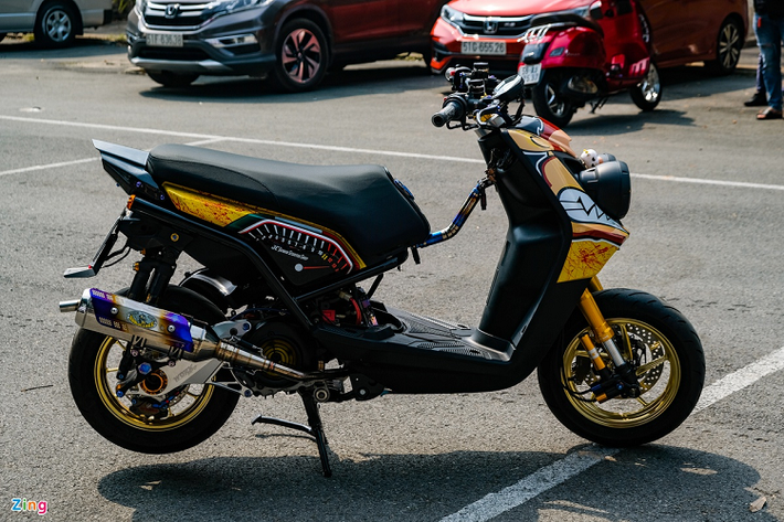 Không chỉ trang bị thêm "đồ chơi", tổng thể chiếc Yamaha BWS cũng được thay đổi. Thoạt nhìn, bạn sẽ khó nhận ra đây là BWS. Chiếc xe được sơn lại với các mảng màu vàng, cam, đỏ theo nhân vật hoạt hình. Cấu trúc xe được tinh giản khá nhiều, giúp xe trông gọn gàng hơn.