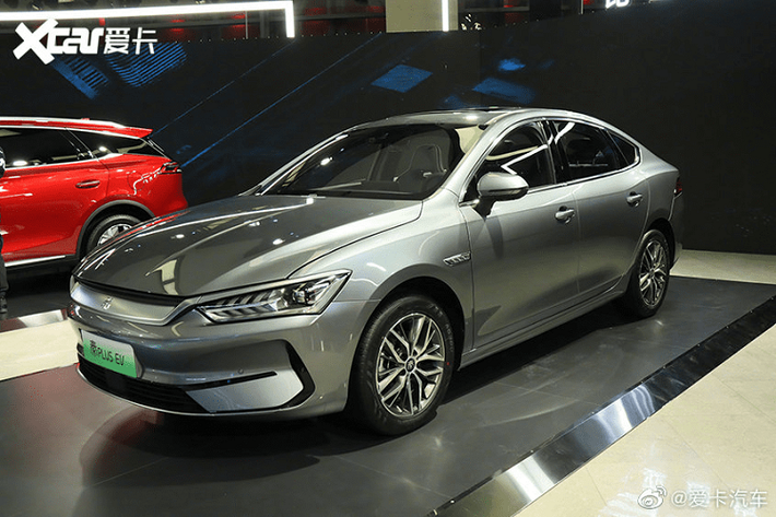 BYD Qin Plus 2021 mới là một mẫu sedan hạng C đầy vẻ hấp dẫn có sẵn với tùy chọn hệ truyền động bằng xăng và plug-in hybrid. Giờ đây, BYD đã tung ra biến tiếp theo của nó: BYD Qin Plus EV chạy điện hoàn toàn.