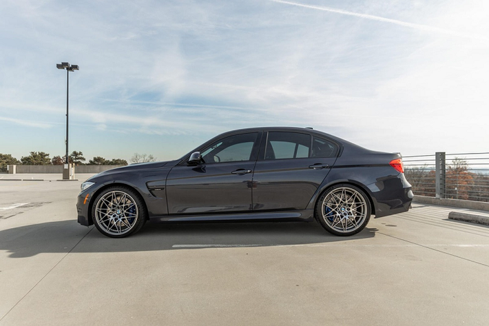 Ngoại thất của chiếc BMW M3 30 Jahre Edition được giữ nguyên trạng như ban đầu với màu sơn đen bóng. Bộ mâm đa chấu 20 inch có tạo hình ngôi sao, đi cùng đó là cụm phanh hiệu năng cao M Sport đặc trưng trên các mẫu xe M của BMW.
