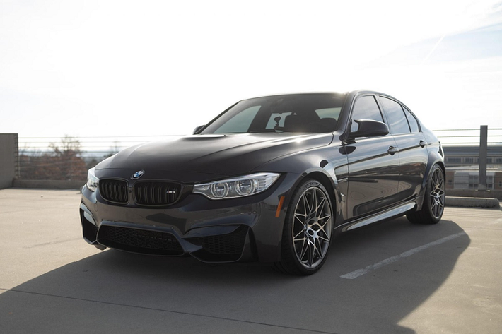 Trong lúc chờ đợi BMW M3 2021 mới được bán ra từ giữa năm nay, những ai yêu thích mẫu xe thể thao Đức có thể xem xét phiên bản M3 đặc biệt đang được bán đấu giá trực tuyến tại Mỹ. Đó là chiếc BMW M3 30 Jahre Edition đời 2017.