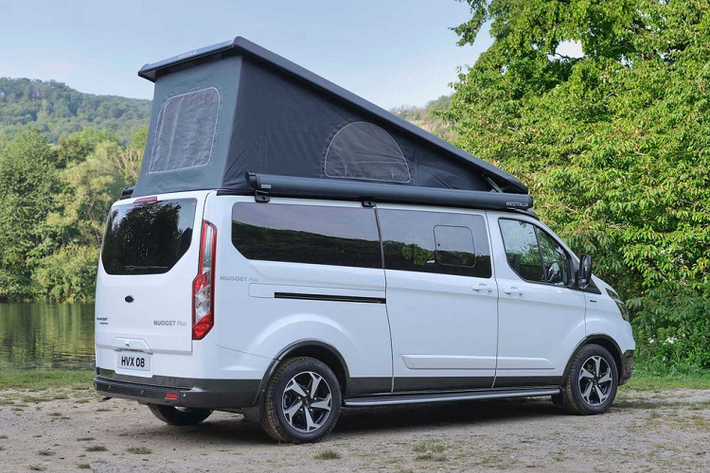 Riêng đối với Transit Nugget Active, Ford trang bị sẵn mái hiên dài 2,6 m trên mui để sử dụng trong các buổi cắm trại.